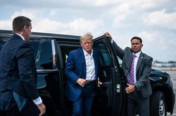 Quá trình tố tụng ông Trump sẽ diễn ra thế nào?