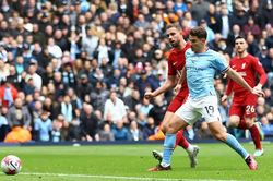 Vùi dập Liverpool tại Etihad, Man City thu hẹp khoảng cách với Arsenal