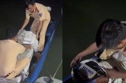 Cảnh sát đường thủy bắt giữ phương tiện chứa gần 1.500 bao thuốc lá lậu