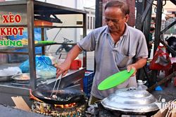 Người mẹ trẻ đến ăn bánh xèo, bỏ lại con 3 tuổi cho chủ quán già