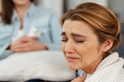 Mẹ chồng bắt con dâu chăm chó, chồng xuất chiêu cứu vợ khỏi vất vả