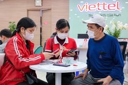Hối hả đi làm SIM chính chủ trong ngày đầu khóa 1 chiều thuê bao