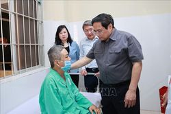 Thủ tướng thăm cơ sở y tế và trẻ em mồ côi tại Khánh Hòa