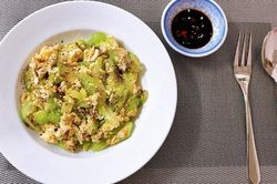 Món ngon cuối tuần: Cách làm bầu xào trứng đơn giản mà đưa cơm
