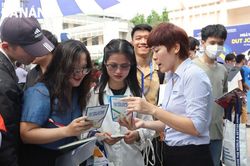 Sinh viên hào hứng với ngày hội việc làm