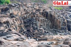 Kỳ thú bãi đá lăng trụ ở Mang Yang
