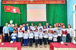Hội Khuyến học tỉnh Hà Giang trao 40 triệu đồng học bổng tặng học sinh vượt khó, hiếu học của huyện Bắc Mê