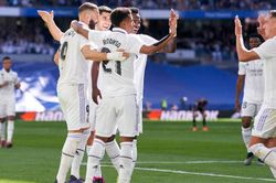 Benzema lập hat-trick trong 7 phút, Real 'đánh tennis' ở Bernabeu