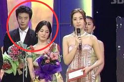 Ảnh cũ của Song Hye Kyo và một nam thần được đào lại, ánh mắt cả hai có gì mà khiến khán giả thích thú?
