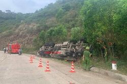 Phú Yên: Lật xe tải, 4 người chết, 5 người trọng thương