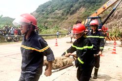 Vụ ôtô tải lật ở Phú Yên: Xe cấp cứu tình cờ gặp, đưa nạn nhân đi viện