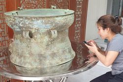 Phát hiện chiếc trống đồng dâng cúng dưới chân núi Tản