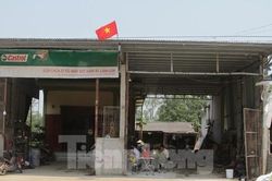 Lõm sân bê tông, mái tôn gara thủng lỗ chỗ tại hiện trường vụ nổ làm 6 người thương vong ở Nghệ An