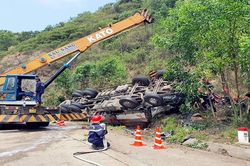 Xe chở dưa lật vào vách núi ở Phú Yên, 4 người tử vong