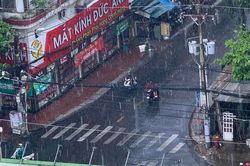 TP.HCM bất ngờ có mưa giữa mùa nắng nóng oi bức
