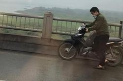 Bố đưa con gái đi học bị hỏng xe, mắc kẹt giữa cầu và cái kết ấm lòng