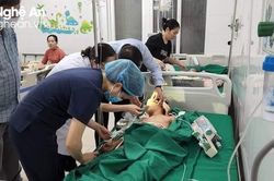Lãnh đạo Sở Y tế thăm, động viên các nạn nhân trong vụ nổ tại huyện Quỳnh Lưu