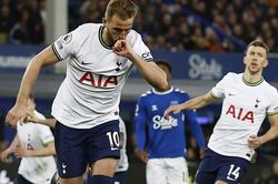 Tottenham 'đánh bật' MU khỏi top 4
