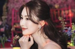 Sao Việt: NSND Thu Hà đẹp mặn mà, Hoa hậu Đặng Thu Thảo 'cân' mọi góc chụp