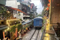 Hà Nội: Yêu cầu không tổ chức tour đến phố cà phê đường tàu