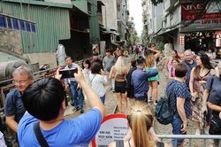 Hà Nội yêu cầu các doanh nghiệp du lịch không tổ chức tour đến khu vực cà phê đường tàu