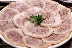 Luộc thịt cho muối trắng và nước lã là sai: Thêm nguyên liệu này để thịt thơm ngọt, trắng tinh, không bị khô