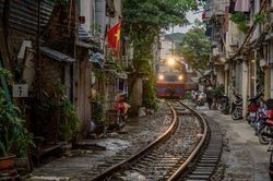 Hà Nội yêu cầu không tổ chức tour đến khu vực 'cà phê đường tàu'