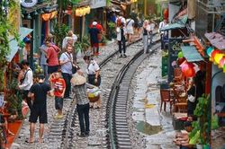 Hà Nội yêu cầu doanh nghiệp lữ hành không tổ chức tour đến phố 'cà phê đường tàu'