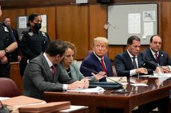Ông Trump tới tòa trình diện và bị bắt