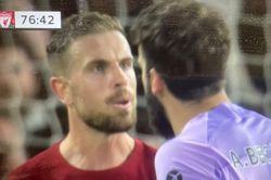 Hai sao Liverpool cãi nhau ngay trên sân