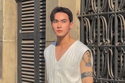Những chàng trai tô son, đánh phấn ra đường