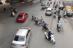 Đoàn xe nối dài, bất chấp nguy hiểm chở trẻ nhỏ đi ngược chiều