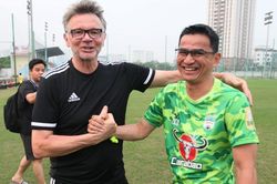 HLV Troussier bất ngờ gặp Kiatisuk, 'thị sát' các sao HAGL khoác áo U22 Việt Nam
