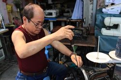 Người đàn ông gần 'nửa đời người' cặm cụi sửa chữa máy khâu ở Hà Nội