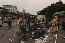 Vụ ô tô đâm liên hoàn 17 xe máy: Người dân bàng hoàng, run sợ kể lại
