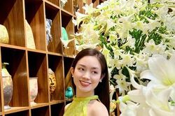 Nhóm bạn ở Hà Nội trang trí phòng gốm với hơn 2.000 bông hoa loa kèn đón tháng Tư