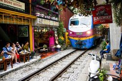 Hà Nội yêu cầu công ty du lịch không đưa khách đến 'cà phê đường tàu'