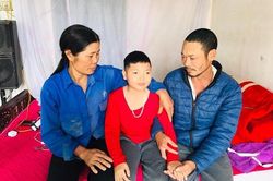 Cha ung thư di căn đau đáu nỗi lo con trai mắc bệnh máu hiểm nghèo