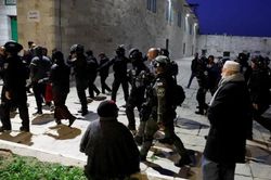 Bạo lực nổ ra tại đền thờ ở Jerusalem, nhiều người Palestine bị thương