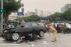 Vụ ô tô đâm loạt xe máy ở Hà Nội: Một bé 3 tuổi bị chấn thương rất nặng