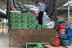Tạm giữ gần 1.900 chai bia Heniken vận chuyển qua Phú Yên