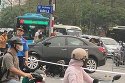 Nhân chứng kể thời điểm kinh hoàng xe ô tô đâm 17 xe máy ở Hà Nội: 'Mọi người nằm la liệt, cầu bình an'