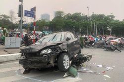 Hà Nội: 'Xe điên' mất lái đâm hàng loạt người và phương tiện trên đường Võ Chí Công