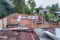 Lốc xoáy làm tốc mái nhà dân, một ô tô bị cây đè