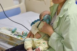 Hà Nội: Gia tăng trẻ nhập viện do nhiễm virus hợp bào hô hấp, nhiều trường hợp trở nặng