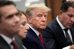 Trình diện tòa, ông Trump khẳng định vô tội