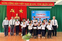 Đắk Lắk: Trao 100 triệu đồng học bổng tặng học sinh vượt khó, học giỏi