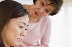 Mẹ chồng bị ốm, con dâu khổ sở vì bị vợ cũ của chồng chèn ép khi chăm sóc bà