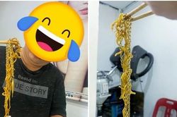 Đang ăn hộp mì xào ngoài quán, bất ngờ phát hiện sợi dây chuyền vàng lẫn trong mì