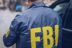 FBI đột kích nhầm phòng khách sạn, bắt sai người